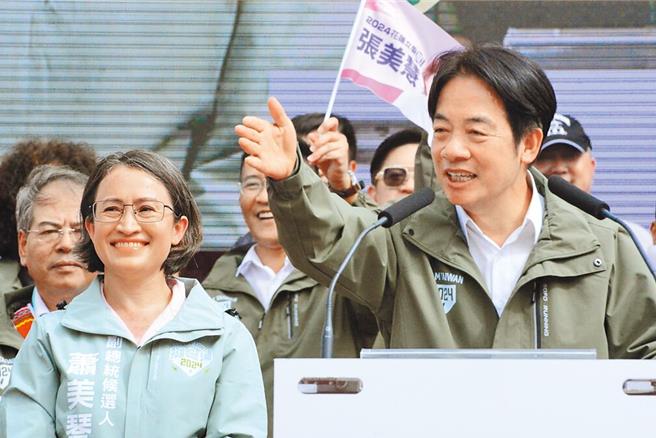 民進黨副總統候選人蕭美琴（左）今結束上午台東行程，下午將隨車隊從花蓮南區鄉鎮一路掃街拜票到市區競總，企圖在花蓮爭取更多票數。（本報資料照片）