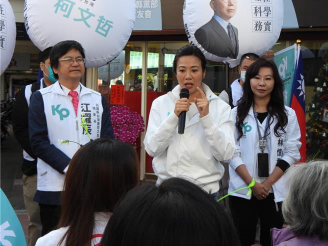 民眾黨副總統候選人吳欣盈（中）昨首次到花蓮助選，與民眾分享從政及理財經驗藉此搏感情，尋求更多選民支持。（本報資料照片）