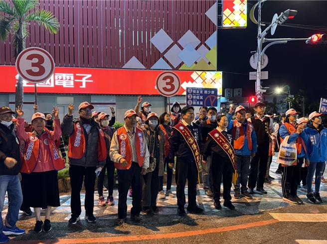 國民黨籍花蓮立委候選人傅崐萁（前左五）近日積極走訪花蓮各鄉鎮掃街拜票，今起也將旋風式前往中、南台灣替黨籍總統候選人侯友宜輔選。（立委傅崐萁服務處提供／羅亦晽花蓮傳真）