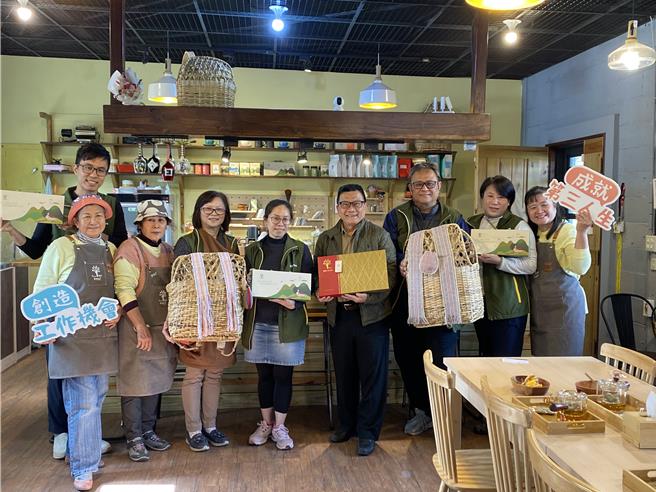 基督教芥菜總會花蓮習藝場提供長者「夢想50＋COFFEE」類職場空間，農曆春節前推出「習得年節禮盒」，幫助需要者一起過好年。（芥菜種會提供／王志偉花蓮傳真）