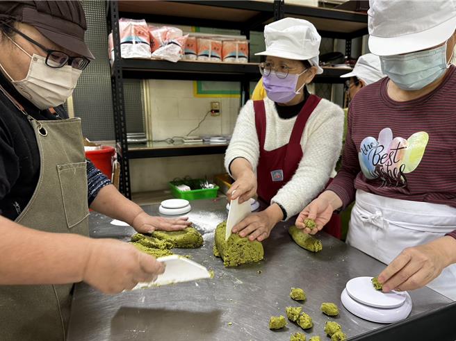 59歲的阿蓮（中），是芥菜種會扶助隔代教養認養童家庭的受助者，加入習藝所烘焙教室，與一群年紀相仿的夥伴學會製作糕餅，生活也變得豐富起來。（芥菜種會提供／王志偉花蓮傳真）