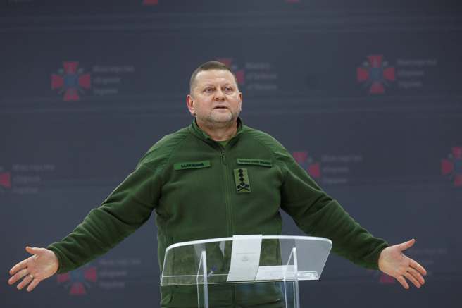 烏克蘭武裝部隊總司令扎盧茲尼（Valeriy Zaluzhnyi）對徵兵辦公室表達不滿，並表示應動員更多部隊參與抗俄戰爭。圖為扎盧茲尼昨（26日）於基輔召開記者會。（圖／路透社）

