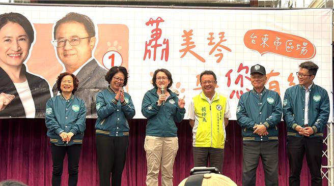 民進黨副總統候選人蕭美琴（左三）今天到台東替民進黨提名立委候選人賴坤成（左四）輔選打氣。（蔡旻妤攝）