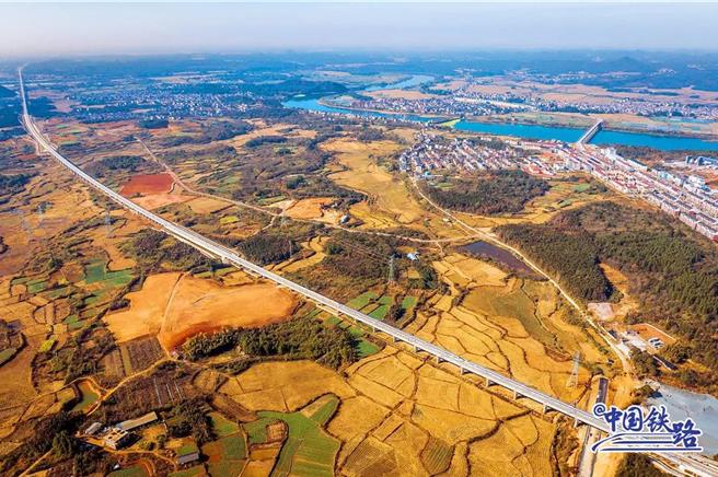 大陆两天开通五条高铁八纵八横路网贯穿西南边境东南沿海通道。图为杭州至南昌高速铁路27日全线贯通营运。（中国铁路微信公号）