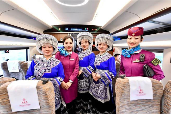 大陆两天开通五条高铁八纵八横路网贯穿西南边境东南沿海通道。图为成自高铁首发列车歌舞《欢迎你到苗乡来》等节目赢得掌声。（大陆央视）