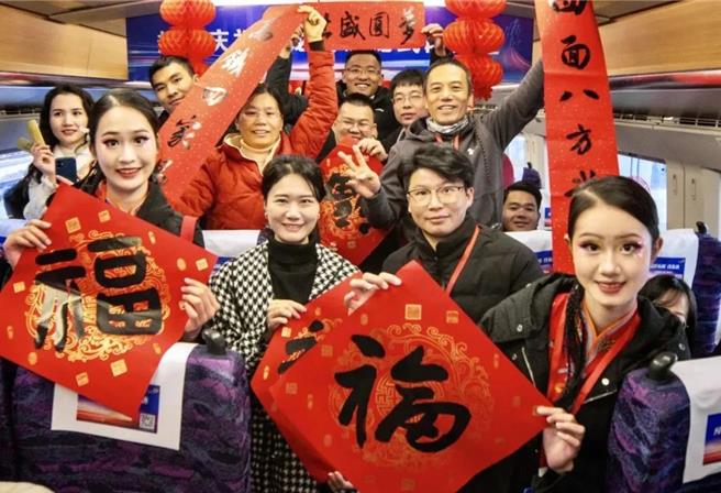 大陆两天开通五条高铁八纵八横路网贯穿西南边境东南沿海通道。图为龙岩至龙川高铁龙岩至武平段D9958次列车提前秀春联过年。（大陆央视）