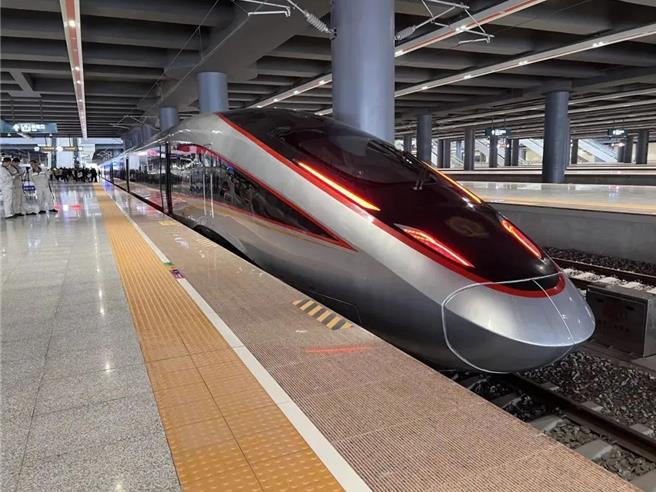 大陆两天开通五条高铁八纵八横路网贯穿西南边境东南沿海通道。（大陆央视）