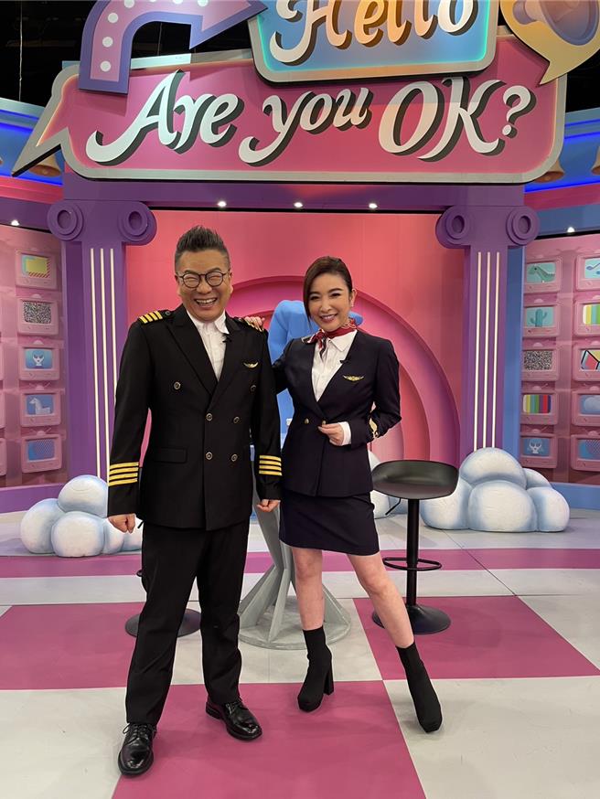 沈玉琳（左）、许维恩化身机长与空姐。（东森提供）