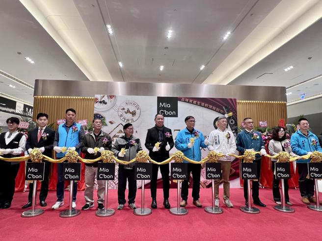 家乐福旗下「Ｍia C’bon金门太湖店」12月27日开幕，也是金门首家顶级超市进驻，家乐福总经理王俊超等出席剪彩。（吴奕萱摄）