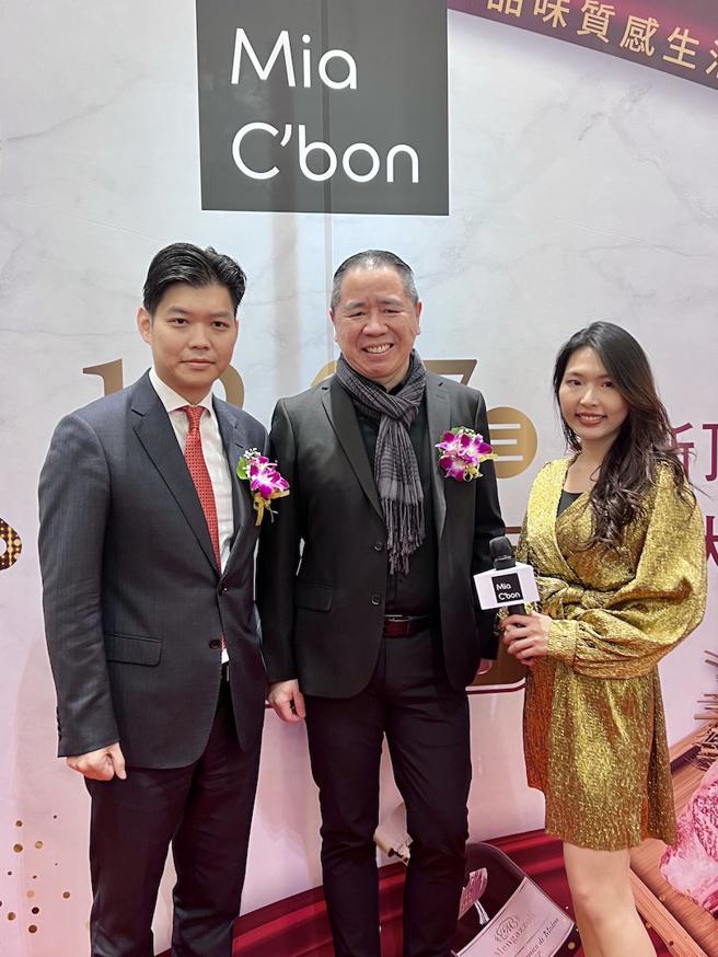 升恒昌总经理江建廷（左起）、家乐福总经理王俊超出席金门首家顶级超市「Ｍia C’bon金门太湖店」开幕活动。（吴奕萱摄）