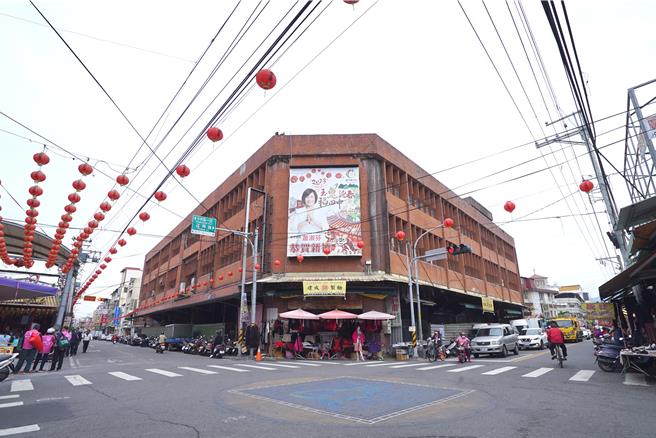 彰化县田中镇第1公有零售市场被判定为危楼需重建去年封闭。（吴建辉摄）