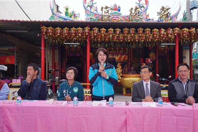 田中镇公所27日在市场旁举办说明会，镇长萧淑芬（中）表示将斥资2.8亿元重建，做为市场和日照中心、活动中心及停车场等，预计最快明年上半年动工，若顺利动工渴望在2026年完工。（吴建辉摄）