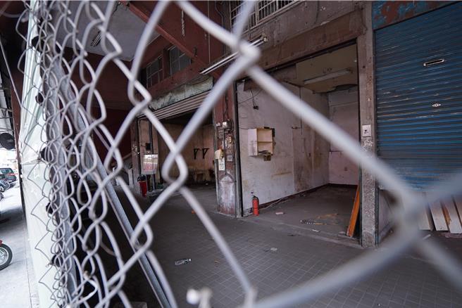 田中第1公有零售市场自1982年12月02日竣工启用迄今已有40年歷史，由于建筑物老旧无法满足现代化消费型态需求，以致摊商数量及消费人群逐渐减少，去年公所为安全将起全面封闭。（吴建辉摄）