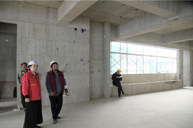 花蓮縣政府斥資近9千萬元於北昌國小校轄空地新建全新幼兒園，工程預計明年5月完工，縣長徐榛蔚（左）日前特別到工地視察，關心工程進度。（花蓮縣政府提供／羅亦晽花蓮傳真）