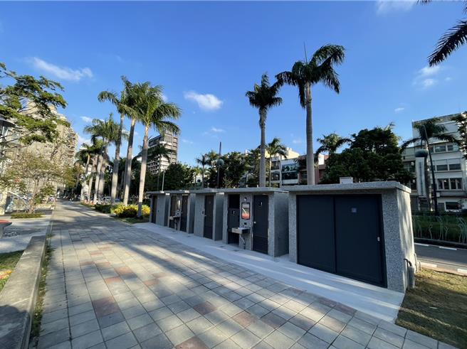 新竹市長高虹安27日宣布中央公園公廁正式啟用，小朋友來玩耍不用再擔心尿尿、便便的問題了。（新竹市政府提供／陳育賢新竹傳真）