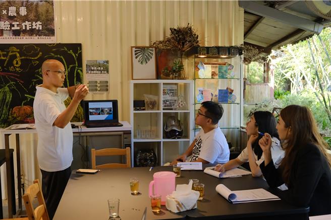 基隆市政府產業發展處自明年1月1日起啟動青年創業補助新措施。補助徵件年齡下修為18歲即可申請，每案最高可得補助金20萬元，並提高免息額度至200萬。圖為今年獲得市府補助在地青農陳俊龍（左），發展自家農場體驗。（基隆市產發處提供／徐佑昇基隆傳真）