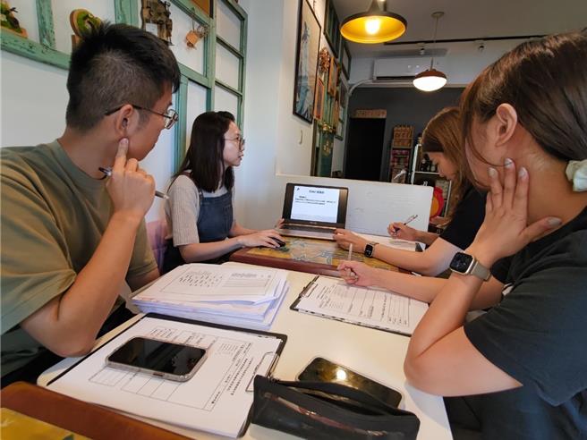 基隆市政府產業發展處自明年1月1日起啟動青年創業補助新措施。補助徵件年齡下修為18歲即可申請，每案最高可得補助金20萬元，並提高免息額度至200萬。圖為法星咖啡成員，以自家獨特烘豆技術獲獎無數。（基隆市產發處提供／徐佑昇基隆傳真）