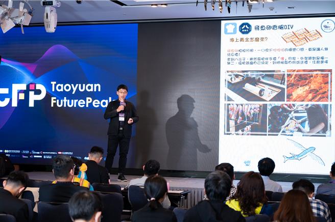 基隆市政府產業發展處自明年1月1日起啟動青年創業補助新措施。補助徵件年齡下修為18歲即可申請，每案最高可得補助金20萬元，並提高免息額度至200萬。圖為在地八斗子漁青回流陳懿勝，以創新、即食飛魚卵香腸獲選青創展會。（基隆市產發處提供／徐佑昇基隆傳真）