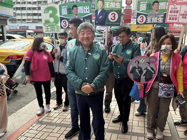民進黨總統候選人賴清德台北市競選總部主委陳時中今日陪同台北市八選區（文山、中正）立委候選人王閔生，於景美市場拜票。（劉彥宜攝）