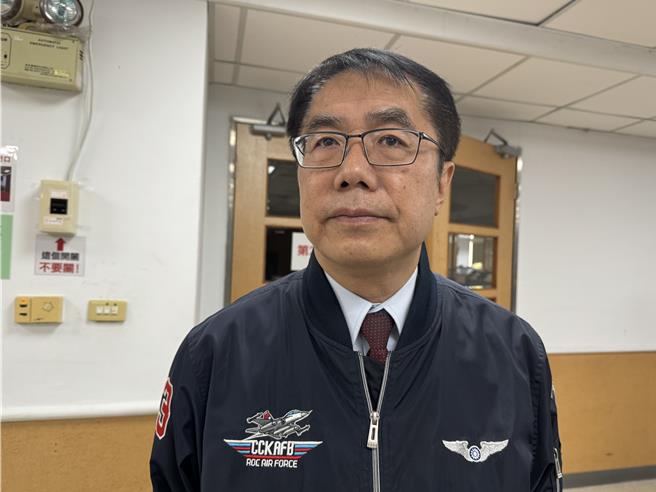 台南市長黃偉哲呼籲市民面對新冠肺炎疫情，不能鬆懈，要盡快打疫苗。（曹婷婷攝）