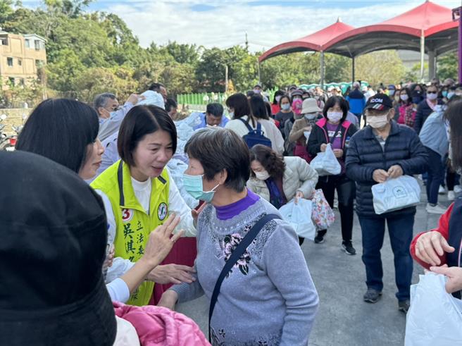 民進黨立委候選人吳琪銘團隊今（27）日上午在土城司法園區動土典禮結束後，在門口當著司法官的面發上超大餐盒比「3」要大家投3號，但據了解裡面只有4塊麵包。（柯毓庭攝）