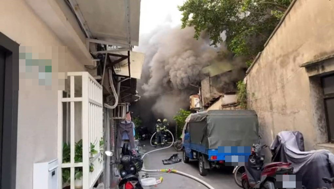 北市民宅火警！巷弄濃煙竄出「1男受困」後側陽台。(葉庭欣/翻攝)