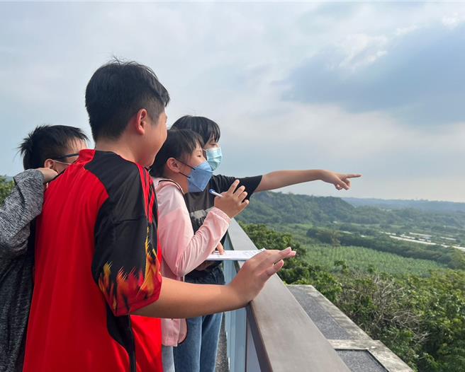 南瀛天文館元旦連假祭出免費參觀天文展示館等一系列優惠，圖為望遠鏡送暮光活動。(南瀛天文館提供／曹婷婷台南傳真)