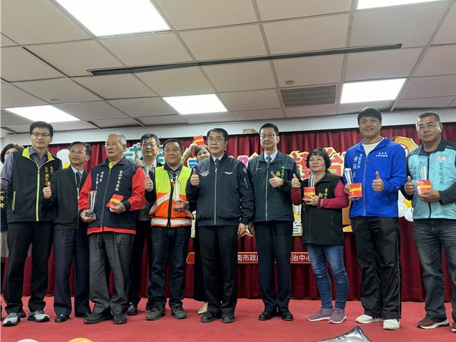 台南市長黃偉哲(右五)頒獎表揚肯定防疫成果優異的志工及學校團體。(曹婷婷攝)