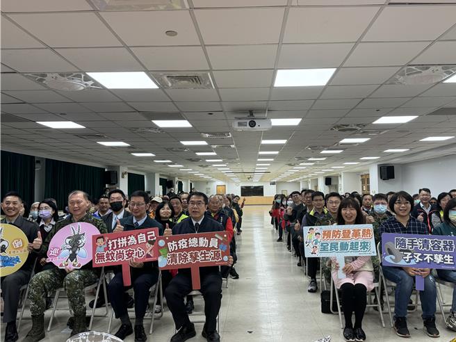 台南市政府衛生局今天頒奬肯定防疫成果優異的志工及學校團體。(曹婷婷攝）