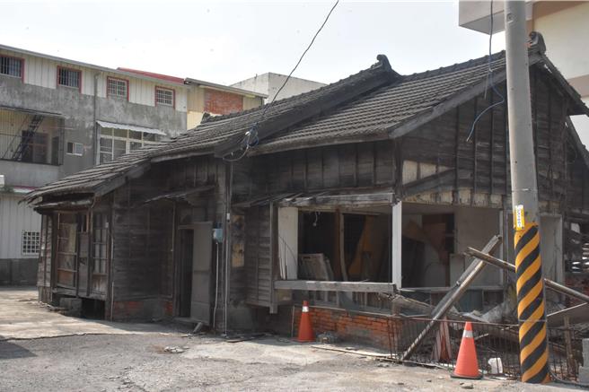 興建於日據時期1930年代的二崙分駐所眷舍保有完整日式木構建築空間配置如玄關、座敷、應接室、居間、炊事場、便所等，2015年獲縣府公告登錄為雲林縣歷史建築。（雲林縣府提供）