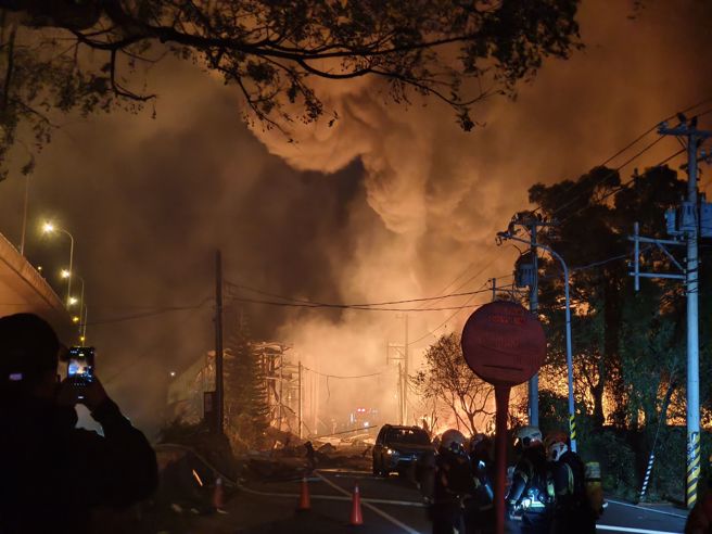 桃园大坑路发生工厂大火，浓烟火势恐影响国道行车。（赖佑维摄）