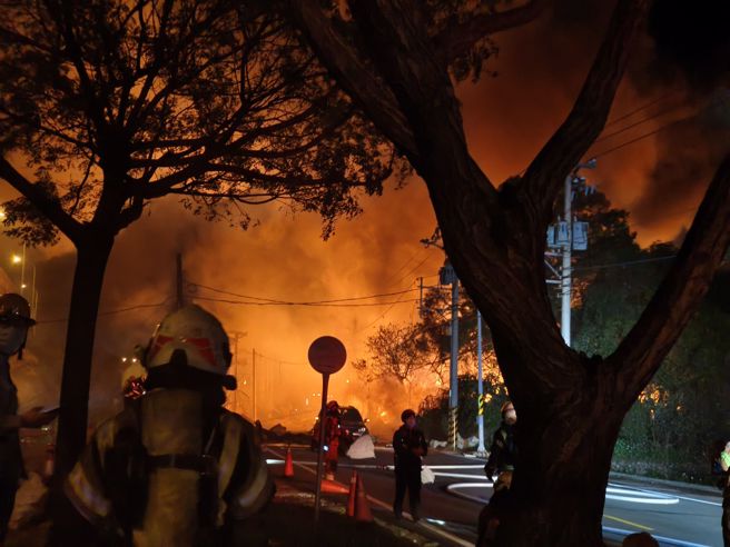 桃园大坑路发生工厂大火，浓烟火势恐影响国道行车。（赖佑维摄）
