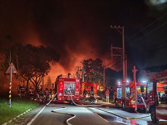 桃园大坑路发生工厂大火，浓烟火势恐影响国道行车。（赖佑维摄）