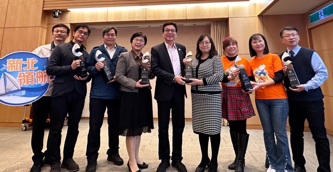 莺歌幼儿园、南势国小、三峡国小、牡丹国小、育林国中及板桥高中荣获112年教育部教学卓越银质奖。(照片/新北市教育局提供)