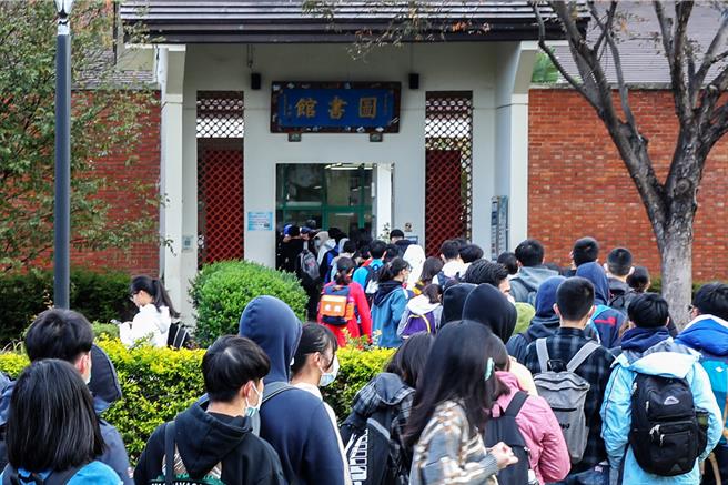 新竹縣公共圖書館發展委員會開會決議，全縣公共圖書館明年6月1日起午間不打烊。（羅浚濱攝）