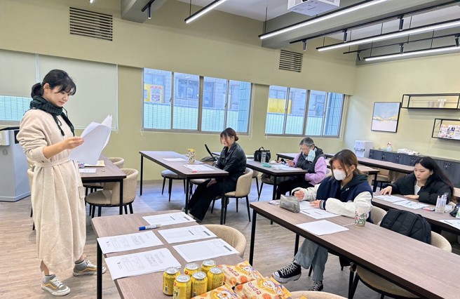 世宗學堂結業典禮前，每位學生都要參與韓國初級檢定考，考過的人才算是正式結業。(照片/醒吾科技大學提供)