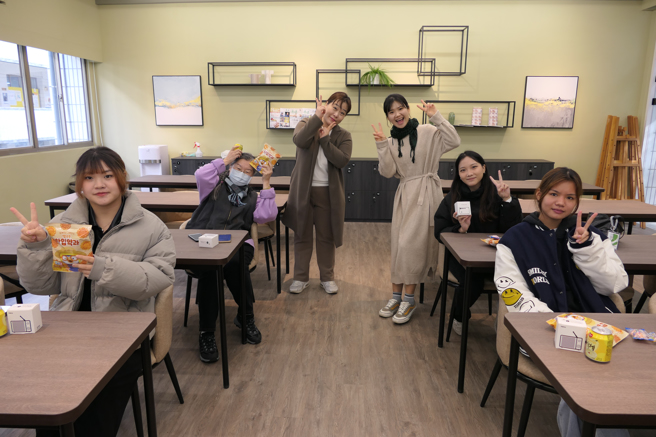 新北世宗學堂結業典禮，每位學生都得到崔忍芽老師(最後排右)與金聖姬老師(最後排左)發的韓國小零食。(照片/醒吾科技大學提供)