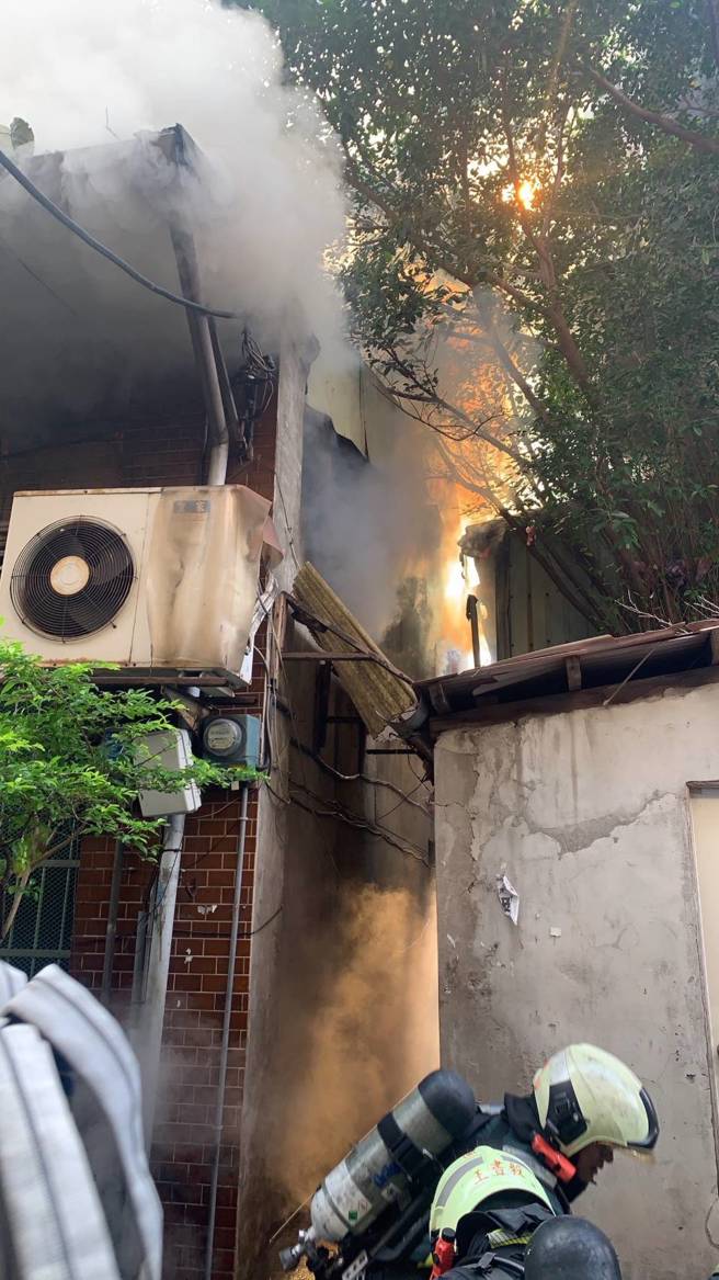 北市民宅火警！巷弄濃煙竄出「1男受困」後側陽台。(葉庭欣/翻攝)