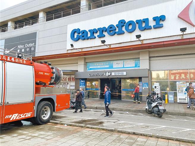 屁孩烧掉家乐福总经理说不求偿，家乐福急解释，3人有刑责保险追偿。(本报资料照片／吕筱蝉桃园传真)