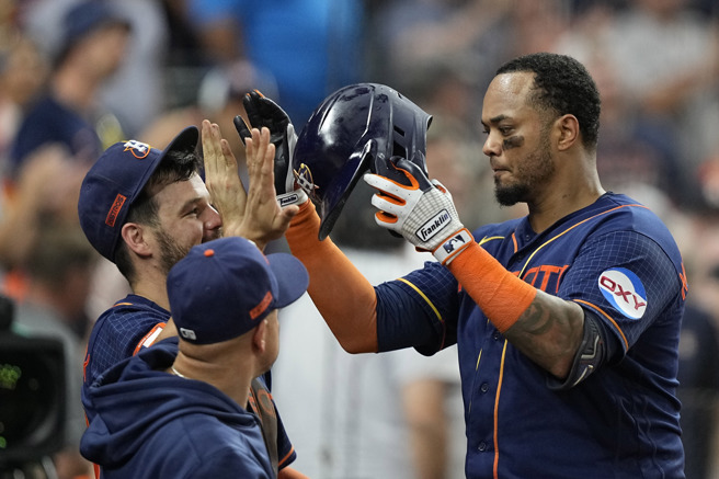 马多纳多（右）1年合约加盟白袜。（美联社资料照）