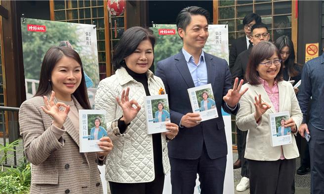 台北市长蒋万安（右二）27日参与云林县长张丽善（左二）的新书发表会。（丁上程摄）