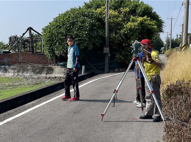 彰化县政府地政处将在明年1月展开地籍图重测作业，下周起陆续寄发通知，地政处提醒土地所有权人务必到场指界，以保障自身权益。（彰化县政府提供／孙英哲彰化传真）