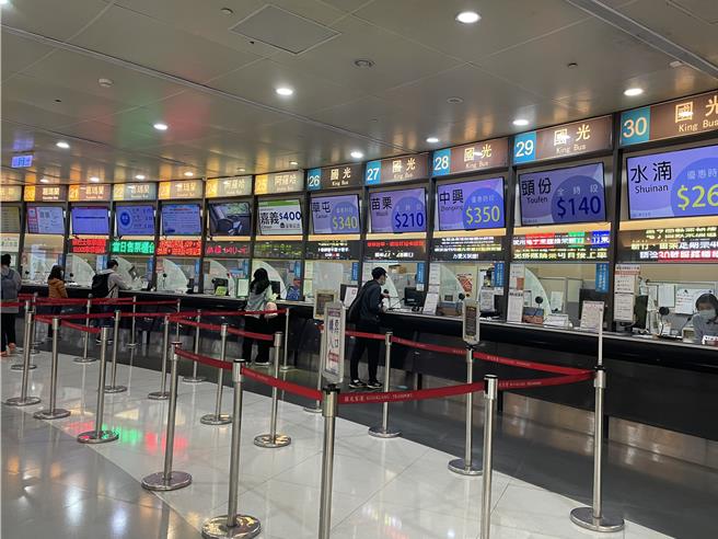 元旦连假期间，国道客运业者提供2.9万班次及98万座位数，并推出票价85折优惠。图为国道客运售票窗口。（蔡亚桦摄）