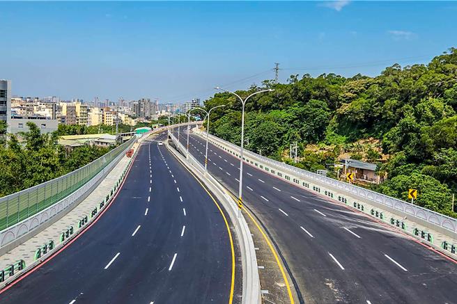 新竹县「高铁桥下联络道延伸至竹科工程」第3期完成，明年1月2日正式通车，将可让上班族大幅减少通勤时间。（新竹县政府提供／罗浚滨新竹传真）