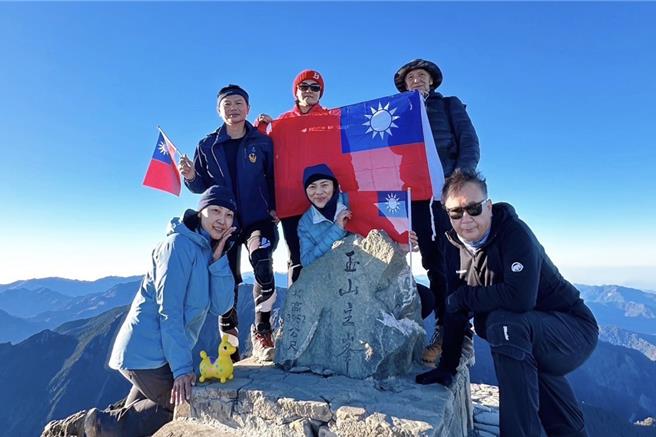 竹东镇代表麦美芝（后排中），为了祝福林思铭在激烈选战中拿下第一高票顺利连任，许愿登上台湾第一高蜂玉山。（麦美芝提供／罗浚滨新竹传真）