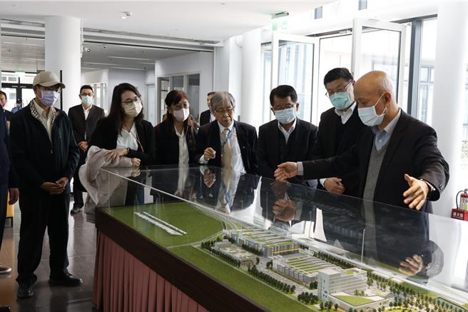 台鐵局與鐵研中心簽署合作備忘錄。（台鐵局提供／蔡亞樺台北傳真）