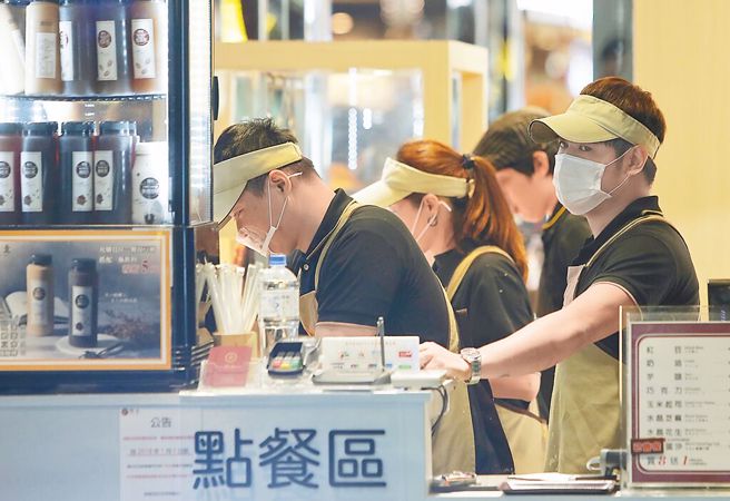 元旦起基本工资调升，劳工出勤雇主应给双倍薪。（本报资料照片）