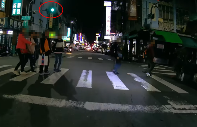 有騎士行駛至十字路口時，竟然發現有7名行人，走在斑馬線上「集體闖紅燈」，他只好趕緊減速禮讓好無奈。（圖／翻攝自臉書匿名公社）