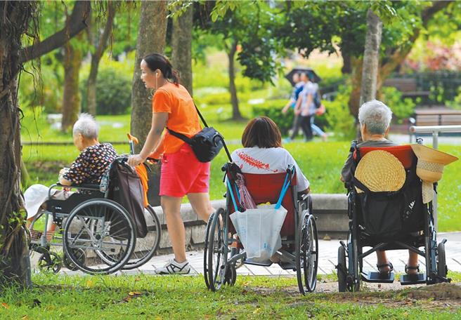 长照市场缺工问题一日不解决，对需要照顾的老人及其家庭的困扰及焦心，将是莫大的折磨、折腾。（图／本报资料照片）