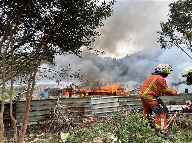 桃園市龜山區風尾街1間工寮今天下午發生火警，現場40多隻蛋雞慘遭祝融，桃園市消防局獲報，派出28人、11車趕往救援，所幸無人傷亡，火勢在13時54分撲滅。（翻攝照片）